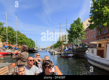 Touristen-Sightseeing cruise Boot auf die Christianshavns Kanal, Overgaden, Christianshavn, Kopenhagen, Seeland, Dänemark Stockfoto
