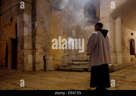 Franziskanerpater Naturafarm mit Weihrauchfass in Bögen der Jungfrau im Inneren der Heilig-Grab-Kirche in Altstadt Ost Jerusalem Israel Stockfoto