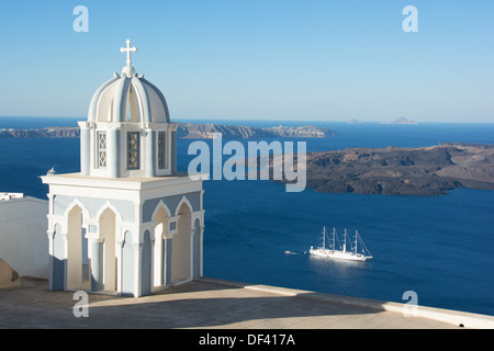 SANTORINI (THIRA), KYKLADEN, GRIECHENLAND. Ein Blick über den Vulkankrater auf den Stecker vom Firostephani in der Nähe von Fira gesehen. Stockfoto