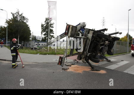 Danzig, Polen 27. September 2013 zwei Menschen schwer verletzt, darunter Photojurnalist in der Kran-Unfall in Danzig. Arbeitsbühne durch eine starke Windböe umgeworfen. Fotograf und Kranführer in ernstem Zustand wo ins Krankenhaus transportiert. Bildnachweis: Michal Fludra/Alamy Live-Nachrichten Stockfoto