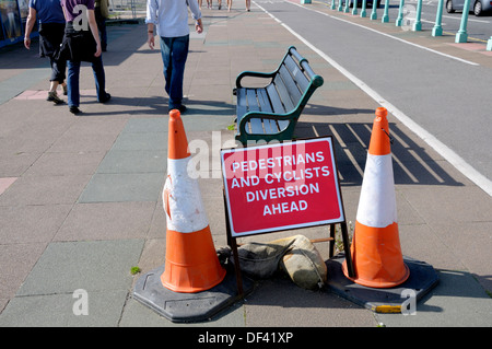 Brighton, East Sussex, England, UK. Schild Warnung vor geschlossenen Pfad voran Stockfoto