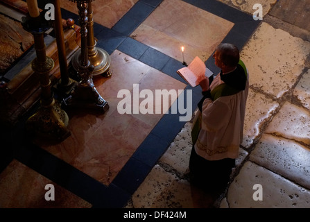 Eine lateinische Priester teil, die in einem römisch-katholischen Messe die Prozession am Stein der Salbung oder Stein der Krankensalbung in der Kirche des Heiligen Grabes im christlichen Viertel der Altstadt Ost Jerusalem Israel Stockfoto