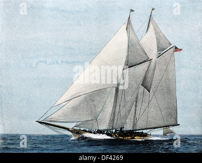 Yacht "Amerika", erste Gewinner des America's Cup Rennen in einem späteren Rig. Hand - farbige Holzschnitt Stockfoto