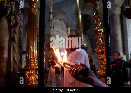 Franziskaner, die sich in einem römisch-katholischen Messe Prozession in der Kirche des Heiligen Grabes im christlichen Viertel der Altstadt Ost Jerusalem Israel Stockfoto