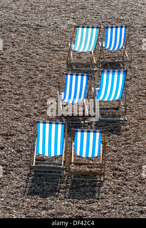 Brighton, East Sussex, England, UK. Liegestühle am Kiesstrand Stockfoto