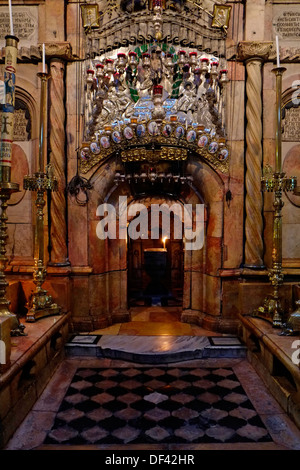 Türöffnung in der innersten Kammer die 14. Station des Kreuzes bzw. die Kapelle genannt die Ädikula, befindet sich In der Mitte der Rotunde im Inneren der Kirche Grabeskirche in Christian Quarter Altstadt Ost-Jerusalem Israel Stockfoto