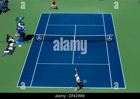 Novak Djokovic (SRB) und Stanislas Wawrinka (SUI) im Halbfinale auf die 2013 US Open Tennis Championships im Wettbewerb Stockfoto