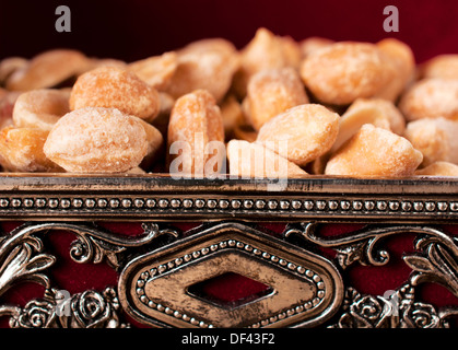 Gruppe von geröstete Erdnüsse in die alten Metall-box Stockfoto