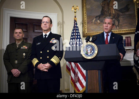 US-Präsident George W. Bush (rechts) kündigt die Ernennung von Admiral Mike Mullen (2. von links), US-Marine und General James E. Cartwright als Vorsitzender und stellvertretender Vorsitzender der Joint Chiefs Of Staff, bzw. in der Roosevelt-Platz im Weißen Haus am 28. Juni 2007. Mullen ist derzeit der Chief of Naval Operations und Cartwright ist der Kommandant der US Strategic Command. Cartwright ist ein Ziel der Gerechtigkeit-Abteilung Untersuchung in ein Leck von Informationen über eine verdeckte US-israelischen Cyberangriff auf Iranâ?? s Atomprogramm. Obligatorische Credit: Chad J. McNeeley / DoD V Stockfoto