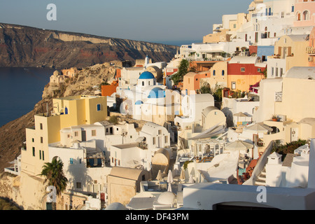 SANTORINI (THIRA), KYKLADEN, GRIECHENLAND. Ein Blick auf die bunte, malerischen Klippen Stadt Oia. 2013. Stockfoto