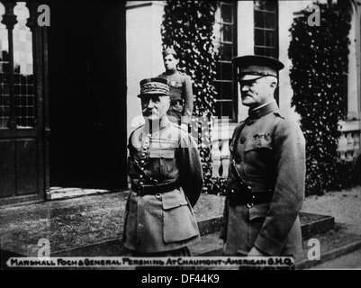 Marschall Ferdinand Foch mit General John Pershing, Oberbefehlshaber der American Expeditionary Forces, Chaumont, Frankreich, 1917 Stockfoto