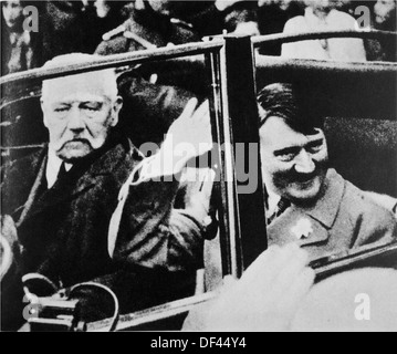 Präsident Paul von Hindenburg und Reichskanzler Adolf Hitler in Auto, Deutschland, 1933 Stockfoto