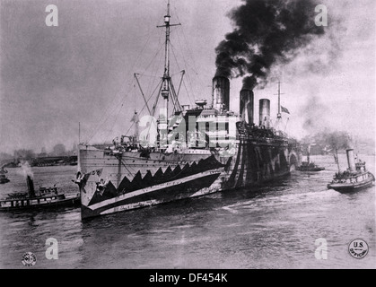 USS Leviathan, ehemals die deutsche Zwischenlage Vaterland, in Kriegszeiten Camouflage Farbe, so dass Hoboken, NJ, USA für Frankreich, 1918 Stockfoto
