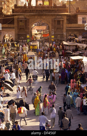 Indien, Rajasthan, Jodhpur, Menschenmassen Sardar Markt Stockfoto