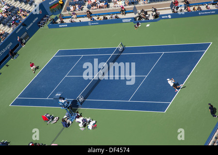 Novak Djokovic (SRB) und Stanislas Wawrinka (SUI) im Halbfinale auf die 2013 US Open Tennis Championships im Wettbewerb Stockfoto