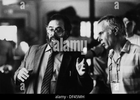 Regisseur Francis Ford Coppola mit Jordan Cronenweth, Direktor der Fotografie, des Films einstellen", Gärten von Stein', American Zoetrope mit Vertrieb über TriStar Pictures, 1987 Stockfoto