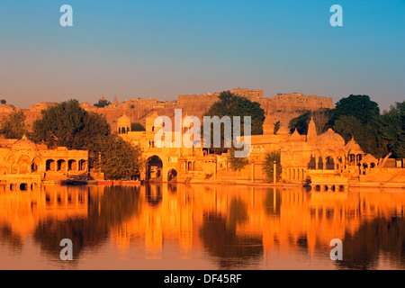 Indien, Rajasthan, einlaufendes, Gadisar See im Licht frühen Morgens golden Stockfoto