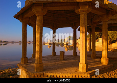 Indien, Rajasthan, einlaufendes, Gadisar See im goldenen frühen Morgenlicht Stockfoto