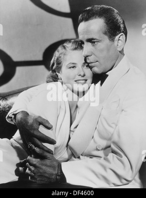 Humphrey Bogart und Ingrid Bergman in enger Umarmung am Set des Films, "Casablanca" 1942 Stockfoto