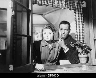 Humphrey Bogart und Ingrid Bergman Blick aus Fenster, am Set des Films, "Casablanca" 1942 Stockfoto