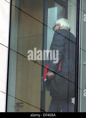 Der Anführer der Fraktion der Sozialdemokratischen Partei (SPD) Frank-Walter Steinmeier ist auf dem Weg nach der Vorstandssitzung in das Willy-Brandt-Haus in Berlin, Deutschland, 27. September 2013.  Der Parteitag der ein Meeting in der Parteizentrale nach dem Kompilieren des Präsidiums der Sozialdemokraten. Der Parteitag der tritt an die Stelle des Rates der Partei. Das Übereinkommen ist jetzt das ultimative Leitungsgremium der SPD mit dem vollen Deciosion in politischen und organisatorischen Fragen. Foto: WOLFGANG KUMM Stockfoto