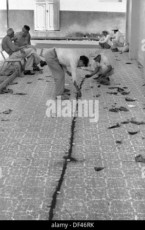 Mexiko 70 Jahre tägliches Leben Dorf Fiesta Oaxaca. Handfeuerwerk loslassen. Männer legen eine Pistole Pulverspur, um Feuerwerk auf Dorf Fiesta zu lassen. 1973.HOMER SYKES Stockfoto