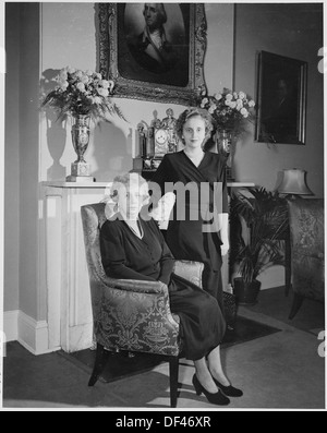 First Lady Bess Truman und ihre Tochter, Margaret, posieren für ein Porträt vor dem Kamin im Blair House. 200023 Stockfoto