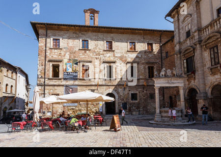 Piazza Grande in Montepulciano, Toskana, mit Palazzo Nobili-Tarughi und den alten Brunnen. Stockfoto