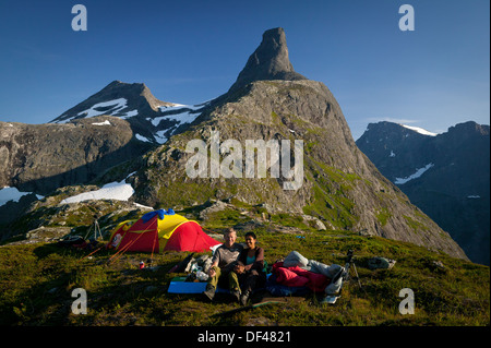 Outdoor-Fotografen Øyvind Martinsen und Zizza Gordon in ihrem Foto-Lager unter Romsdalshorn im Tal Romsdalen, Norwegen. Stockfoto