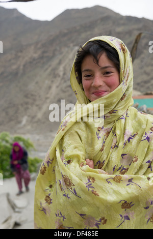 Junge Frau auf einem Dach im Altit Village, in der Nähe von Gilgit-Baltistan Karimabad, Hunza-Tal, Pakistan Stockfoto