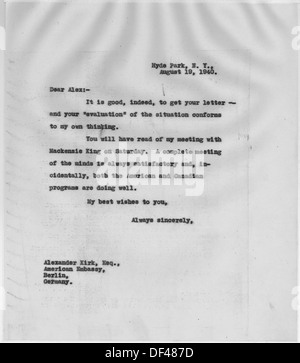 Ein historisches Foto von Franklin D. Roosevelt, dem 32. Präsidenten der Vereinigten Staaten, in Korrespondenz mit Alexander Kirk, zeigt einen Moment der politischen Kommunikation während Roosevelts Regierung. Stockfoto