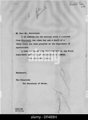 Ein historisches Foto, auf dem US-Präsident Franklin D. Roosevelt mit Außenminister Cordell Hull kommuniziert, was einen Schlüsselmoment der US-Diplomatie in den 1940er Jahren widerspiegelt Stockfoto