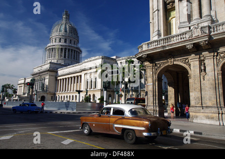 Altes Auto vorbei an El Capitolio - Havanna, Kuba Stockfoto