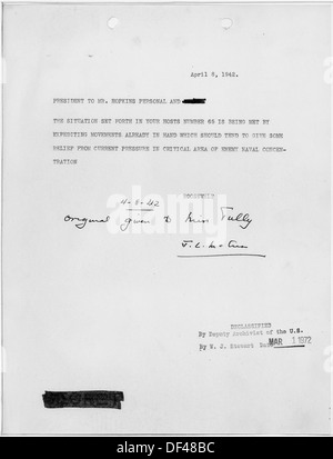 Eine Fotografie, die Franklin D. Roosevelt zeigt, wie er einen Brief an Harry Hopkins schreibt, aufbewahrt im U.S. National Archives. Stockfoto