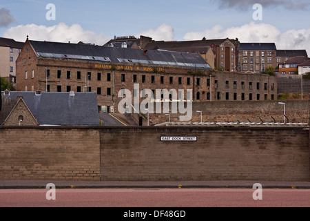 Querformat aus East Dock Street der 1836 William Halley & Sons Ltd Jute Mühle ist ein Listed Building in Dundee, Großbritannien Stockfoto