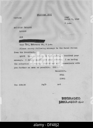 Ein historisches Foto, das Franklin D. Roosevelt 1948 mit Winston Churchill kommuniziert und einen Moment in der Zusammenarbeit mit der Führung während des Zweiten Weltkriegs festgehalten hat Stockfoto