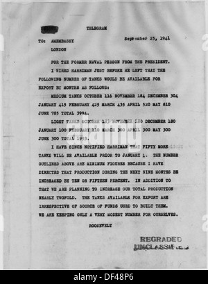 Dieses historische Foto zeigt einen Moment zwischen Franklin D. Roosevelt und Winston Churchill, wahrscheinlich während ihrer Führungsgespräche im Krieg. Ihre Zusammenarbeit war entscheidend für die alliierten Bemühungen während des Zweiten Weltkriegs Stockfoto