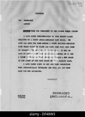Ein Foto, das Franklin D. Roosevelt 1949 mit Winston Churchill kommuniziert und einen historischen Moment zwischen der US-amerikanischen und britischen Führung während der Zeit nach dem Zweiten Weltkrieg hervorhebt. Stockfoto