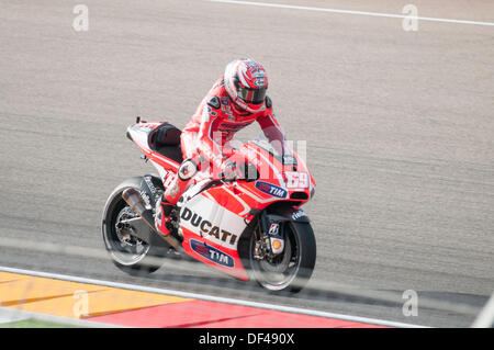 Teruel, Spanien. 27. September 2013. US-amerikanischer Pilot, Nicky Hayden, 32, versucht, ein gutes Ergebnis im freien Übung1 in Aragon Motogp grand Prix in Alcañiz Circuit, Spanien am September 27., 2013 Ducati Team-Pilot Nicky Hayden beendete 9. in Alcañiz Circuit, Teruel, Spanien. © José Díez Bey/Alamy Live-Nachrichten Stockfoto