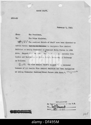 Dieses Foto zeigt US-Präsident Franklin D. Roosevelt und den britischen Premierminister Winston Churchill, zwei Schlüsselfiguren während des Zweiten Weltkriegs, in einem Moment der Kommunikation, die ihre zentrale Rolle in der Führung der Alliierten widerspiegeln. Stockfoto