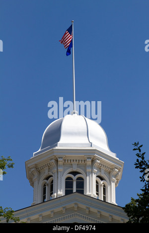 Nevada State Capitol Kuppel befindet sich in Carson City, NV vor einem blauen Himmelshintergrund mit Fahnen an der Spitze. Stockfoto