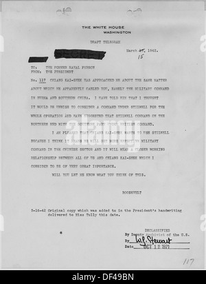 Ein Foto eines Entwurfs einer Botschaft von Präsident Franklin D. Roosevelt an den britischen Premierminister Winston Churchill, aufbewahrt im US-Nationalarchiv. Sie spiegelt die diplomatische Kommunikation zwischen den beiden Führern während des Zweiten Weltkriegs wider Stockfoto