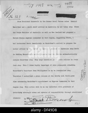 Ein Foto, das Franklin D. Roosevelt während des Zweiten Weltkriegs als Schriftstück oder Nachricht an Winston Churchill einfängt. Dieser Austausch unterstreicht die enge Beziehung und Kommunikation zwischen den Führern der Vereinigten Staaten und des Vereinigten Königreichs während des Krieges. Stockfoto