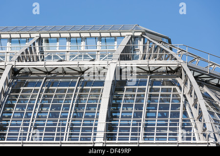 Fassade eines Gewächshauses in einem botanischen Garten Stockfoto