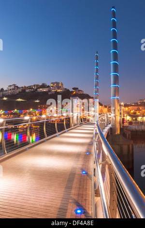 Die moderne Millenium Brücke am Hafen von Torquay, Dämmerung. Stockfoto