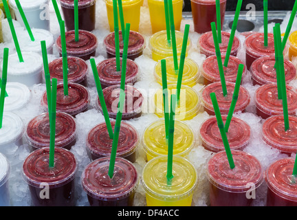 Frische Säfte auf einem Markt in Barcelona Stockfoto