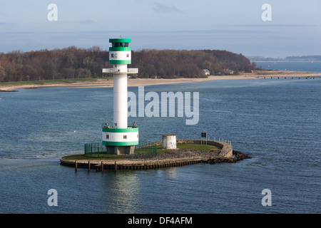 Leuchtturm auf einer kleinen Insel nahe dem Hafen von Kiel, Deutschland Stockfoto