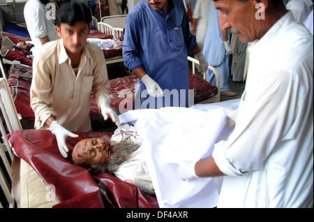 Bombe Explosion Opfer von Charsadda Straße sind Lady Lesung Krankenhaus für die Behandlung in Peshawar auf Freitag, 27. September 2013 verlagert. Rund 19 Menschen getötet und 44 andere erlitten Verletzungen bei einer Explosion in einem Bus unterwegs Charsadda. Der Angriff gezielt einen Bus der zivilen Sekretariat Mitarbeiter, der rund 60 Menschen trug. Die Bombe wurde im hinteren Teil des Busses platziert. Nach der Bombe Abgang im Kader (BDS) die Bombe enthielt rund sechs bis sieben Kilogramm Sprengstoff und hatte eine zeitgesteuerte Gerät an. Die Explosion war so ich... Stockfoto