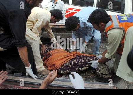 Bombe Explosion Opfer von Charsadda Straße sind Lady Lesung Krankenhaus für die Behandlung in Peshawar auf Freitag, 27. September 2013 verlagert. Rund 19 Menschen getötet und 44 andere erlitten Verletzungen bei einer Explosion in einem Bus unterwegs Charsadda. Der Angriff gezielt einen Bus der zivilen Sekretariat Mitarbeiter, der rund 60 Menschen trug. Die Bombe wurde im hinteren Teil des Busses platziert. Nach der Bombe Abgang im Kader (BDS) die Bombe enthielt rund sechs bis sieben Kilogramm Sprengstoff und hatte eine zeitgesteuerte Gerät an. Die Explosion war so ich... Stockfoto