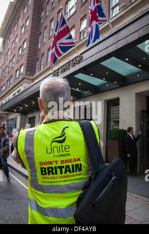 London, UK. 27. September 2013.  Unite The Union zeigt auf World Tourism Day vor dem Radisson May Fair Hotel und Holiday Inn in Mayfair, die fordern, dass die Hotelgruppen London existenzsichernden Lohn von £8,55 pro Stunde an ihrer niedrigsten Zahlen bezahlte Arbeitskräfte. Bildnachweis: Paul Davey/Alamy Live-Nachrichten Stockfoto